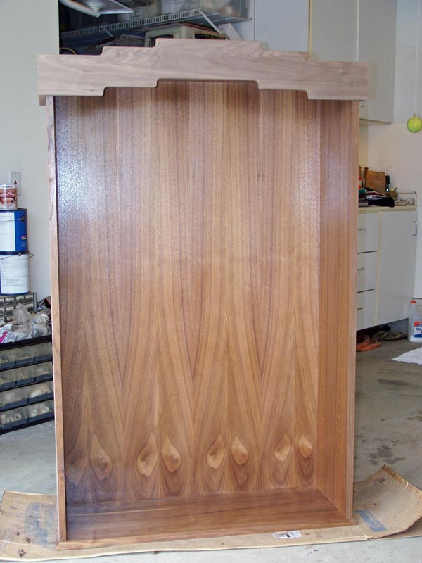 Upper cabinet with cloud lift
