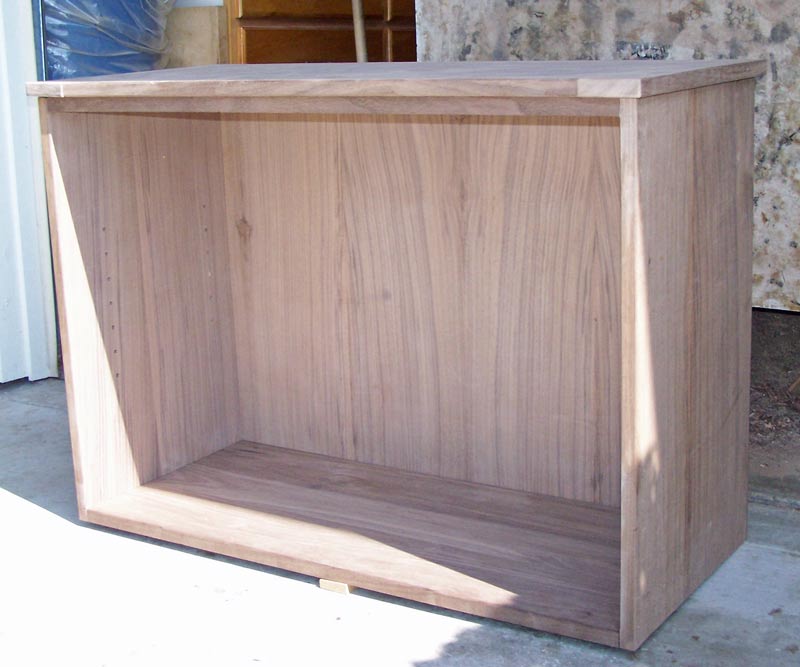 Cabinet with 1/2" overhang on top